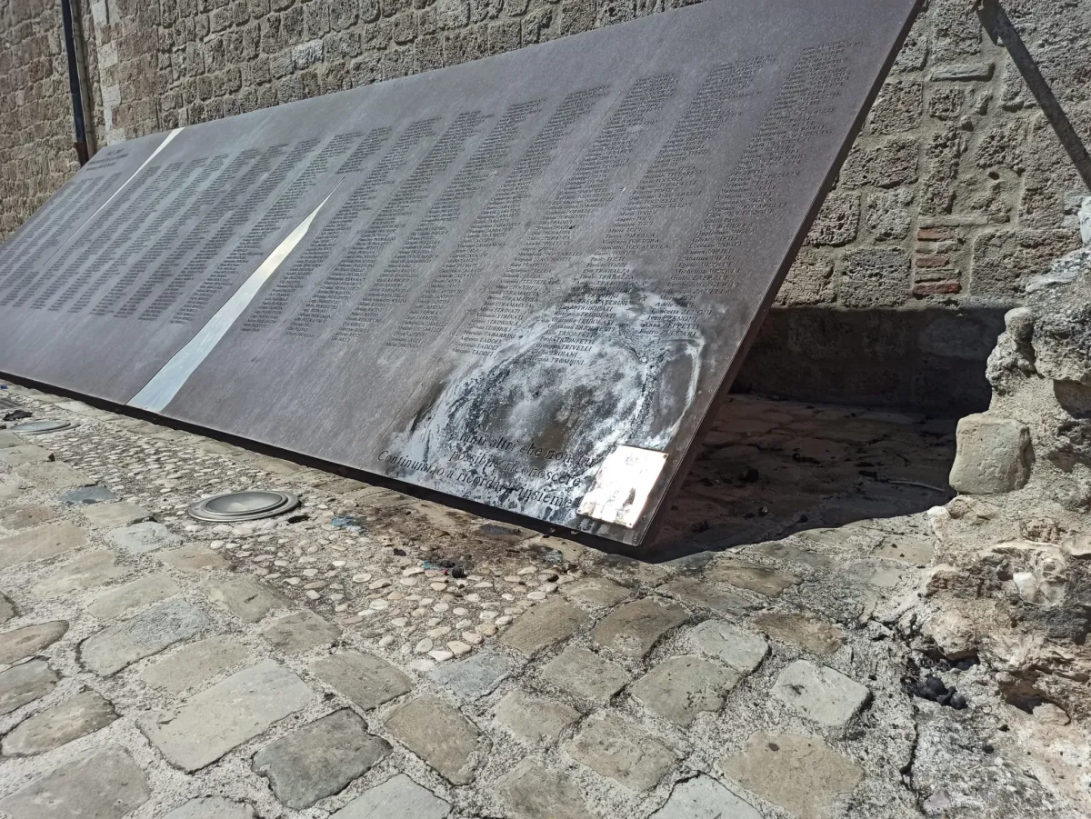Terni, bruciate le corone per le vittime dei bombardamenti. Bandecchi: "Gesto disgustoso"