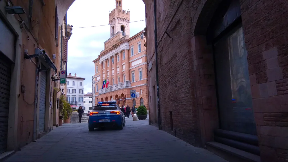 Foligno, tenta la fuga in bicicletta: 22enne arrestato con crack e cocaina