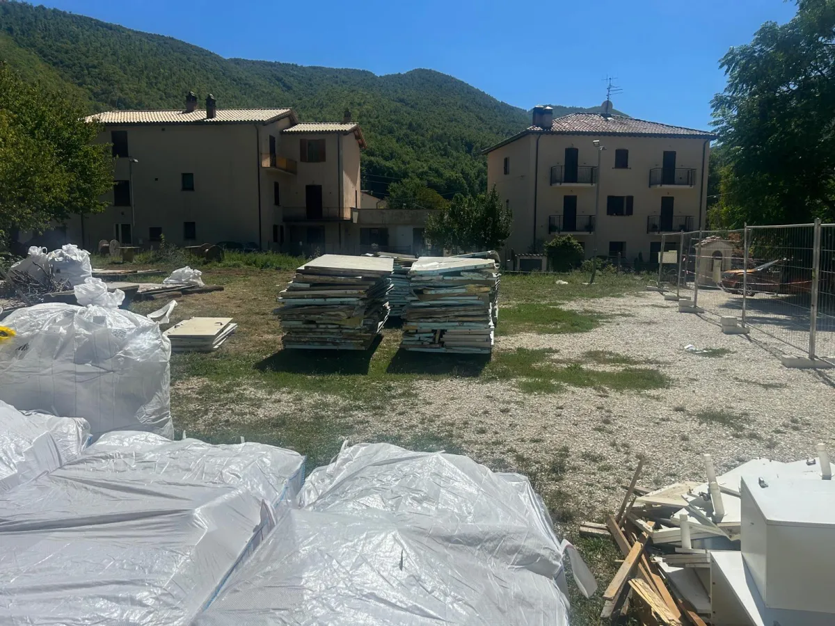 Scopoli, la comunità si riappropria dei suoi spazi. Demoliti prefabbricati del sisma 1997 ormai fatiscenti