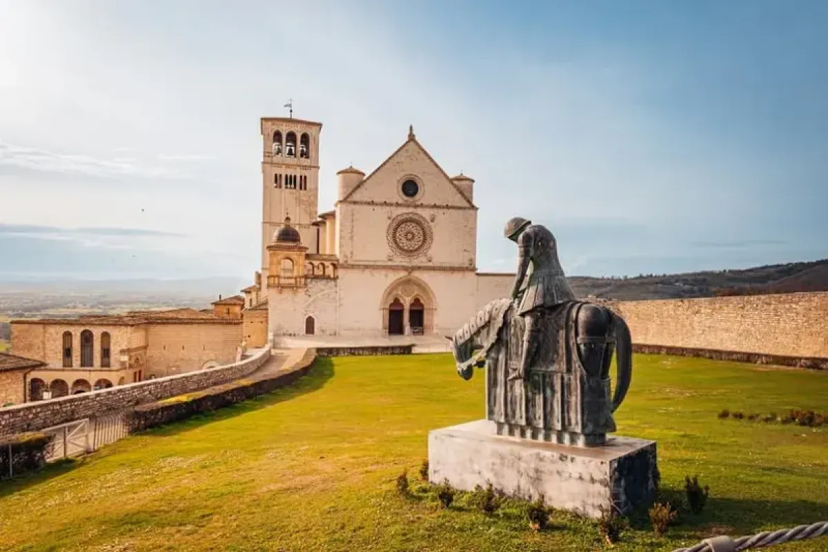Assisi, cammini e gemellaggi per raccontare la vocazione internazionale della città: nasce “Assisi nel mondo”