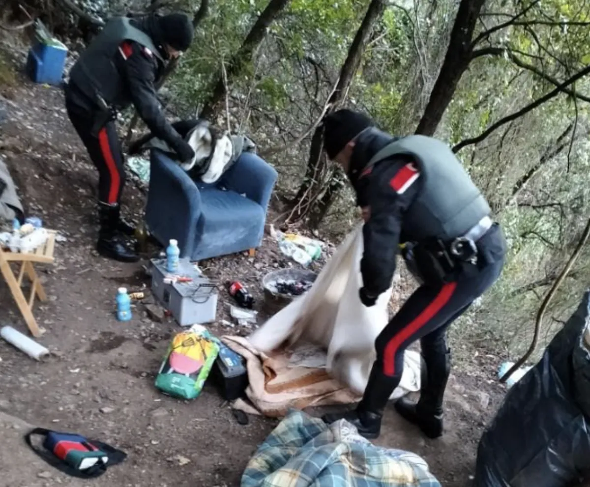 Terni, due arresti per spaccio nei boschi: sequestrati stupefacenti, denaro contante e un coltello