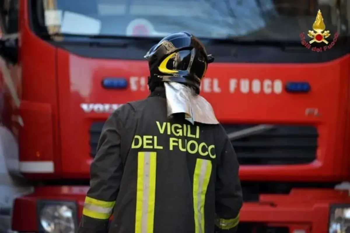 Narni, trattore in fiamme in un annesso agricolo a Strada di Morellino: soccorso il proprietario