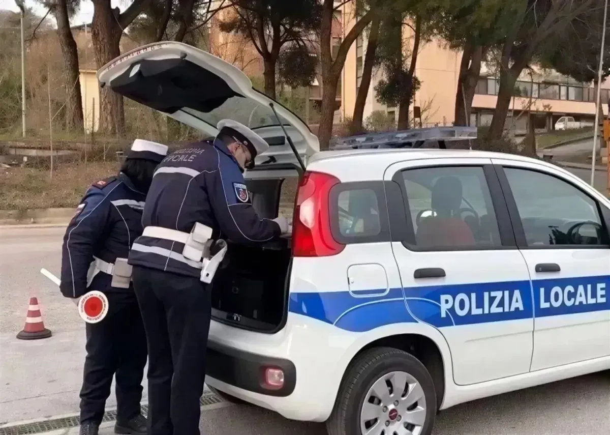 Controlli della Polizia a Moiano: 24enne denunciato per spaccio e accompagnato alla frontiera