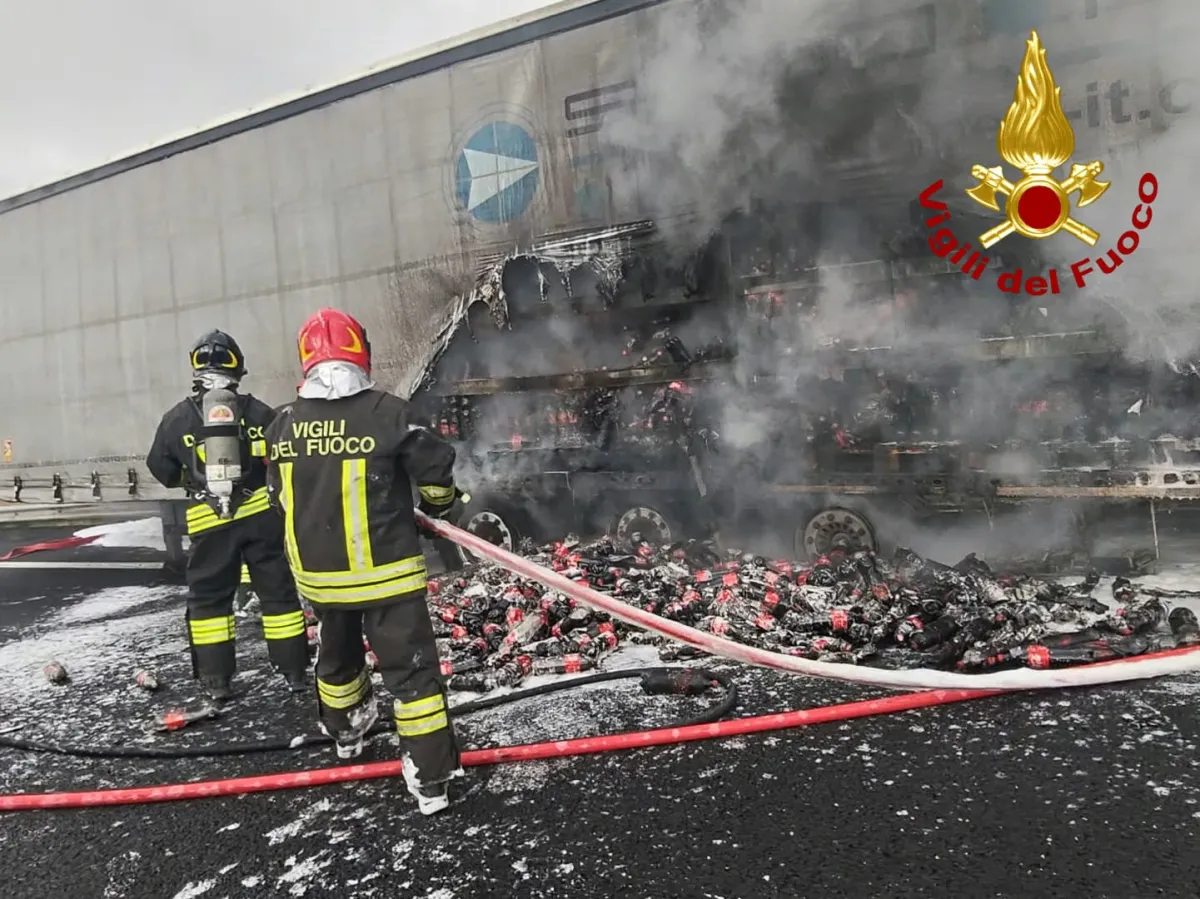 Orvieto, autotreno carico di Coca-Cola in fiamme sulla A1: traffico bloccato verso Roma